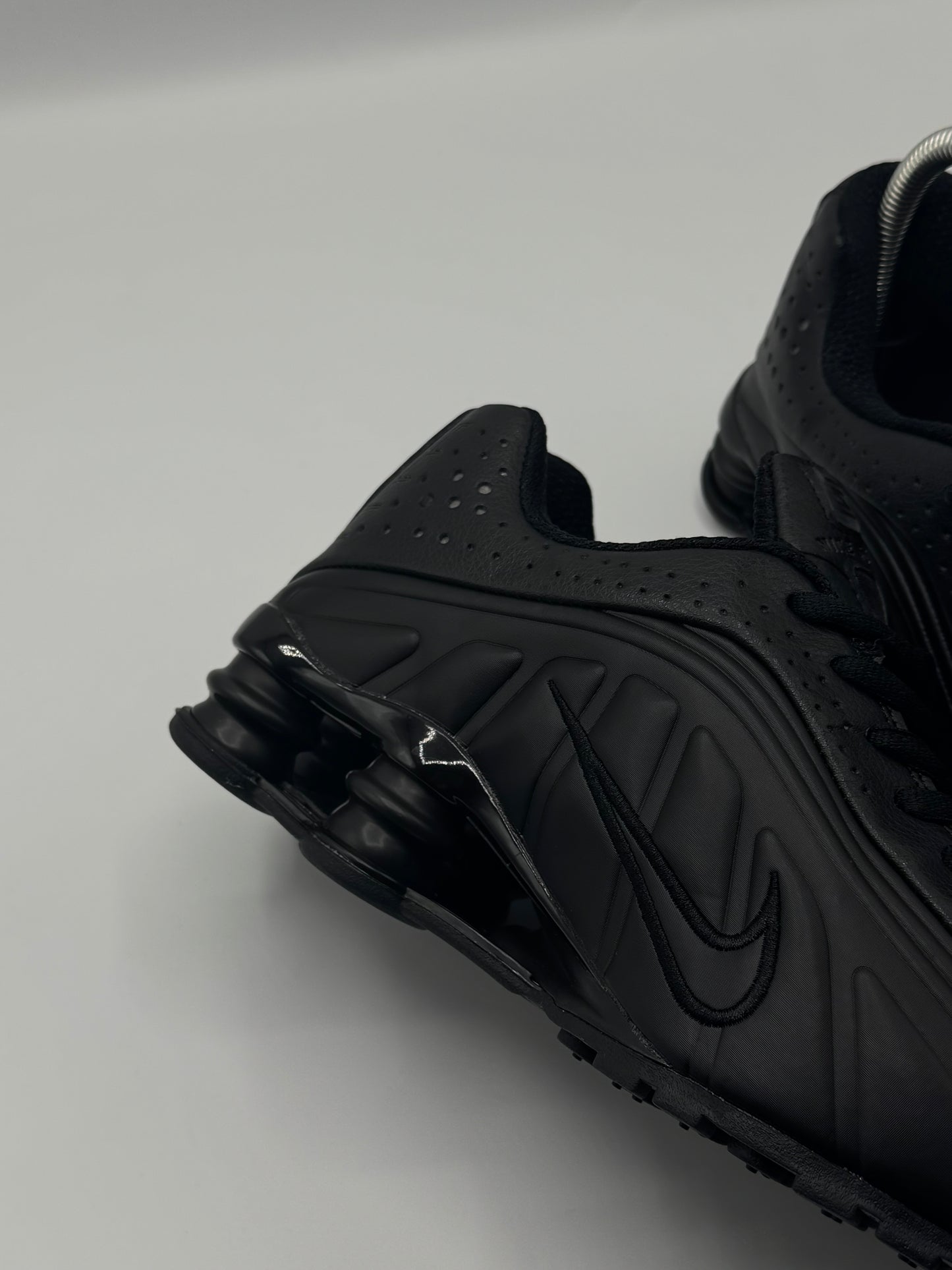 NIKE SHOX R4 TRIPLE BLACK
