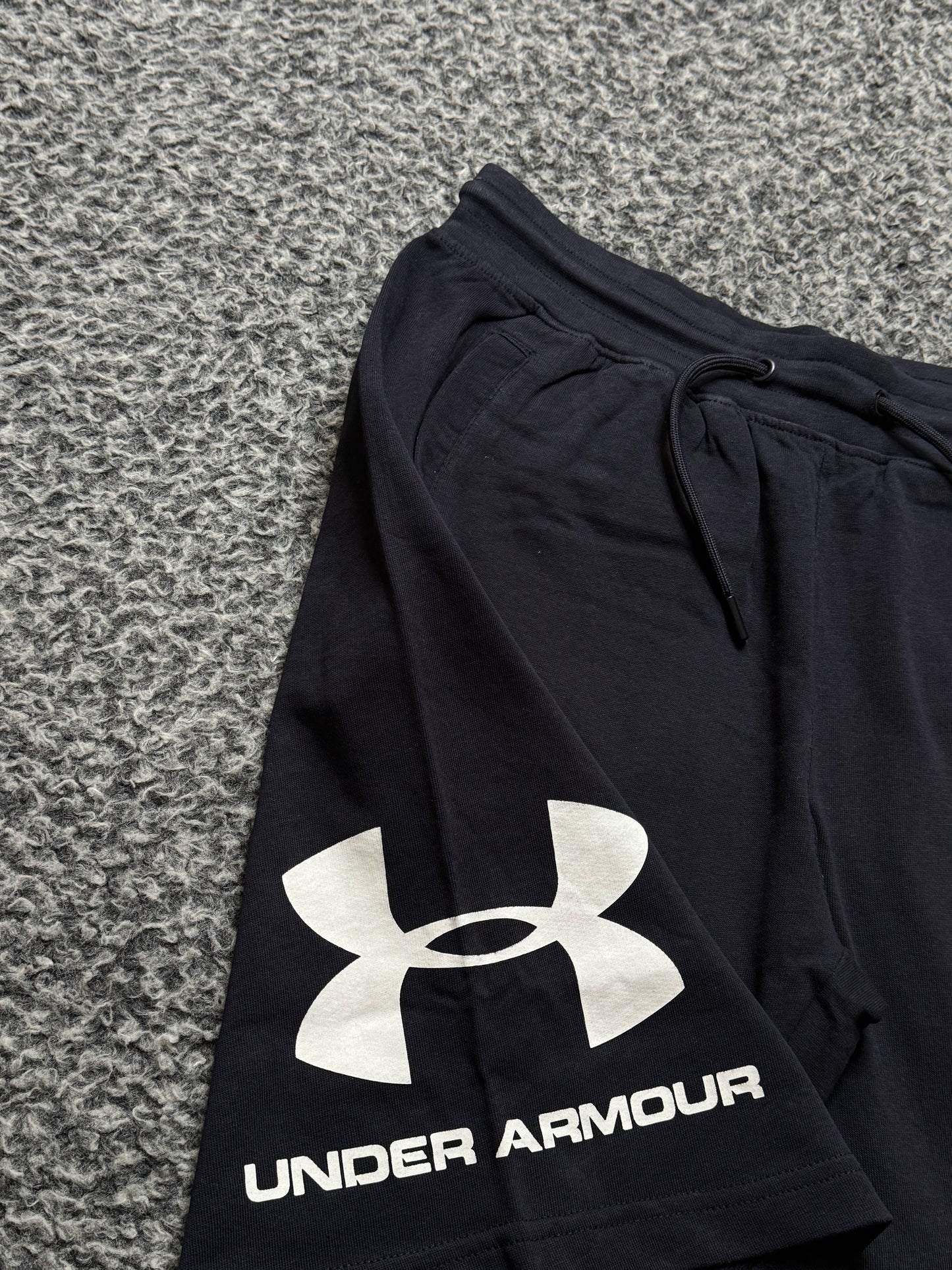 UNDERARMOUR BLACK SHORTS