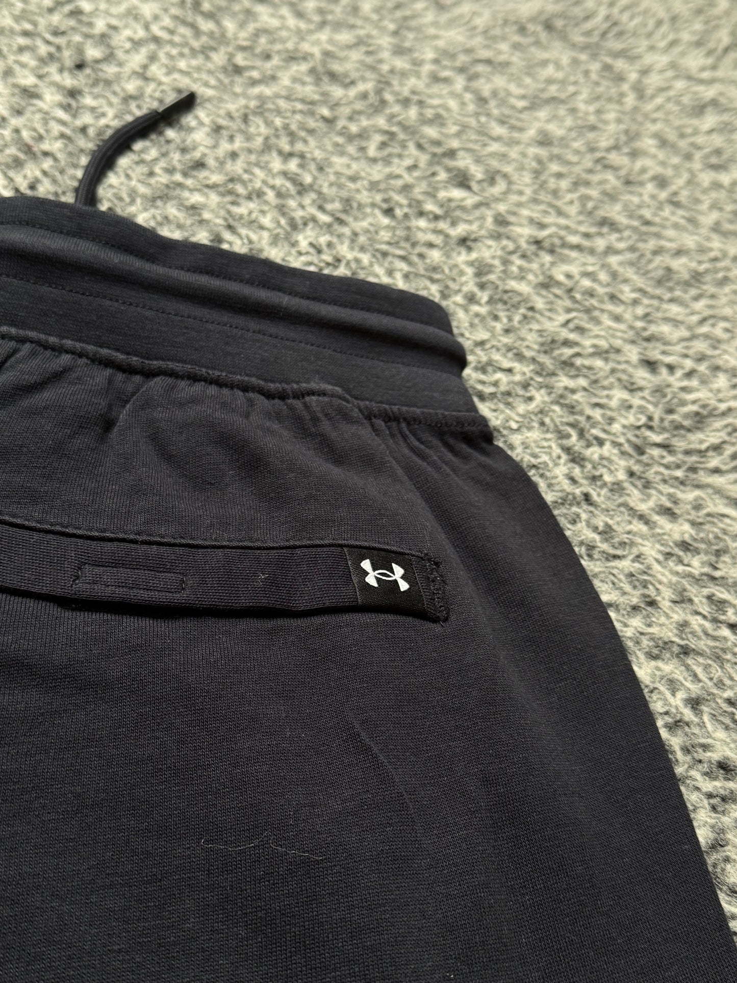 UNDERARMOUR BLACK SHORTS