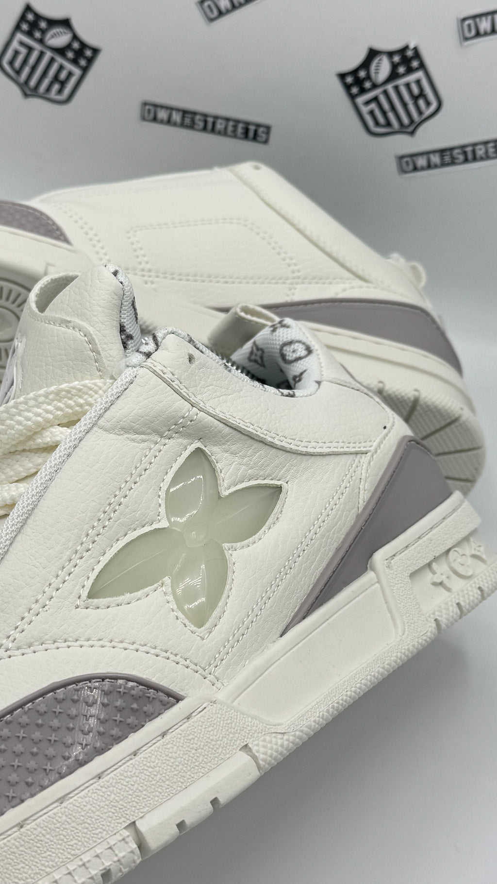 LV SKATE STAR CREAMY GREY