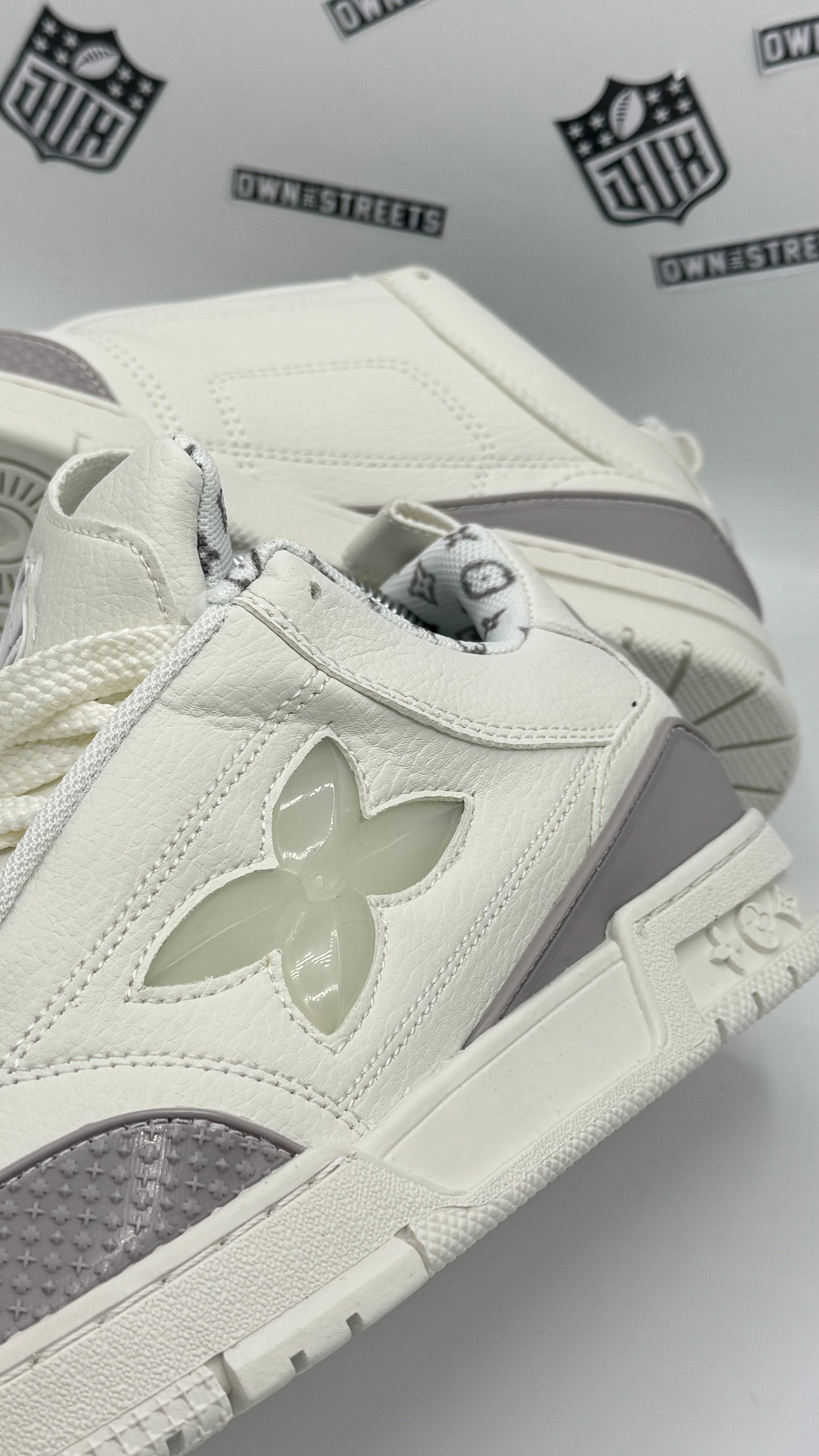 LV SKATE STAR CREAMY GREY