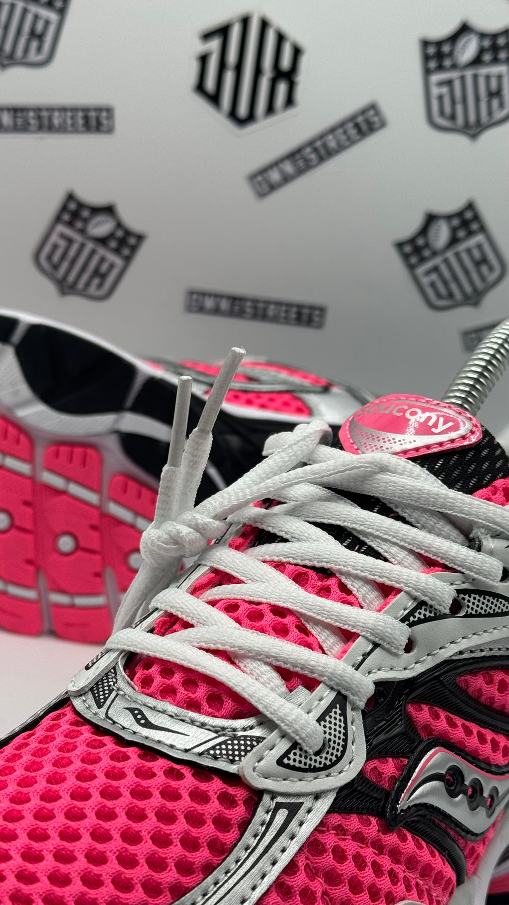 SAUCONY ProGrid Omni 9 SHOCK PINK