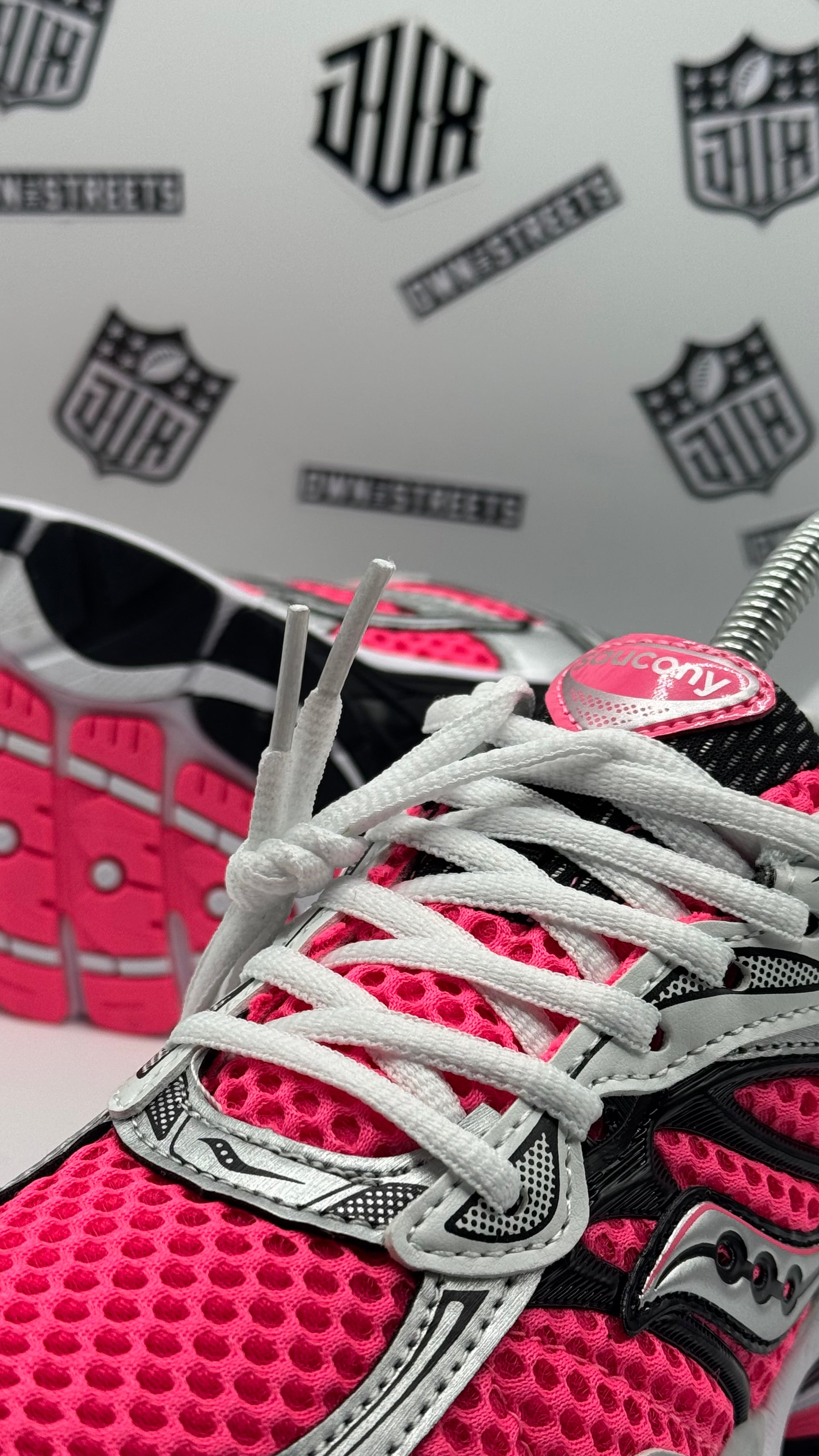 SAUCONY ProGrid Omni 9 SHOCK PINK