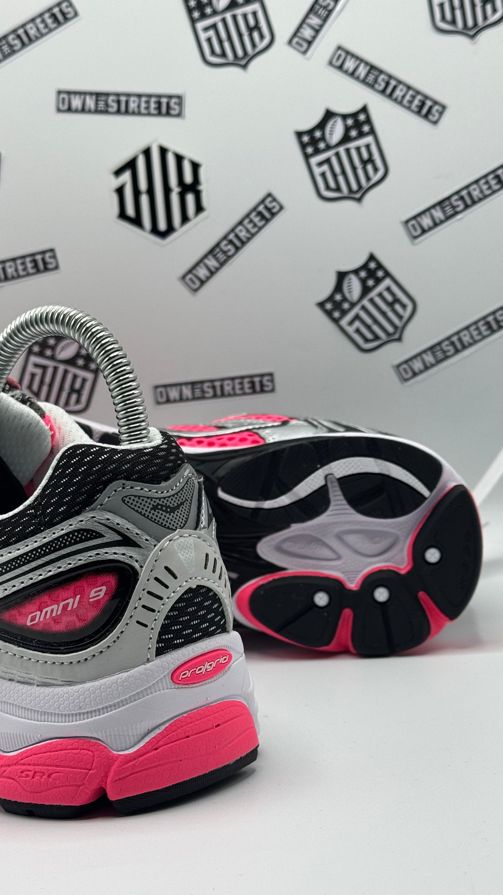 SAUCONY ProGrid Omni 9 SHOCK PINK