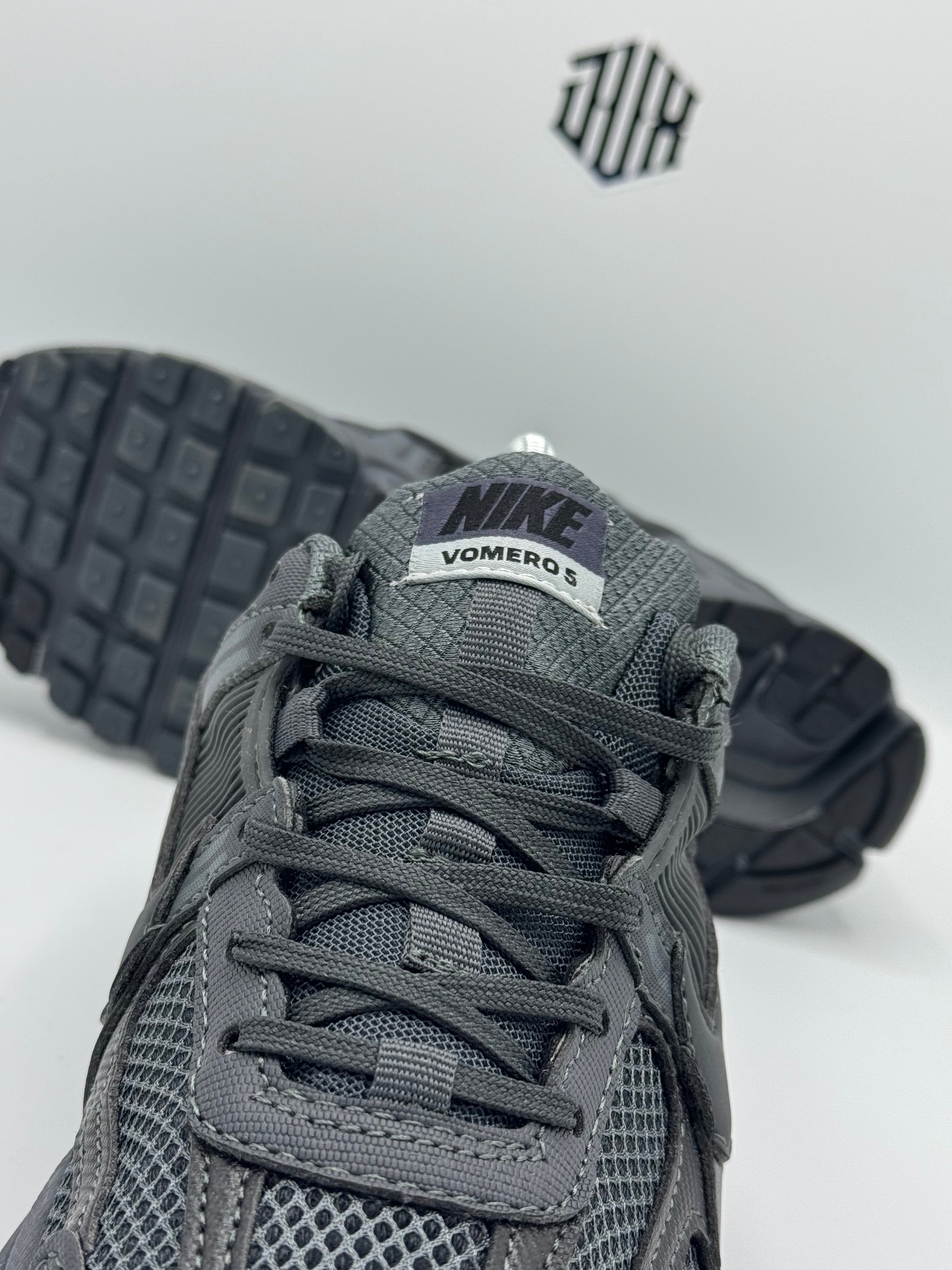 NIKE VOMERO 5 GRAPHITE BLACK