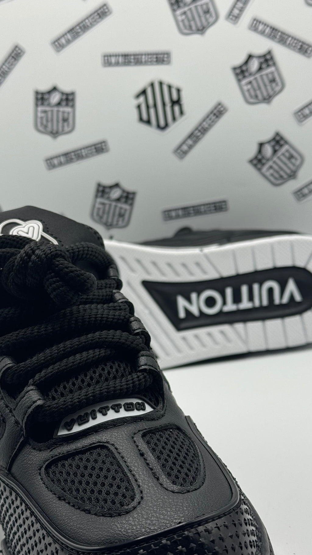 LV SKATE BLACK AND WHITE (VVHQ)