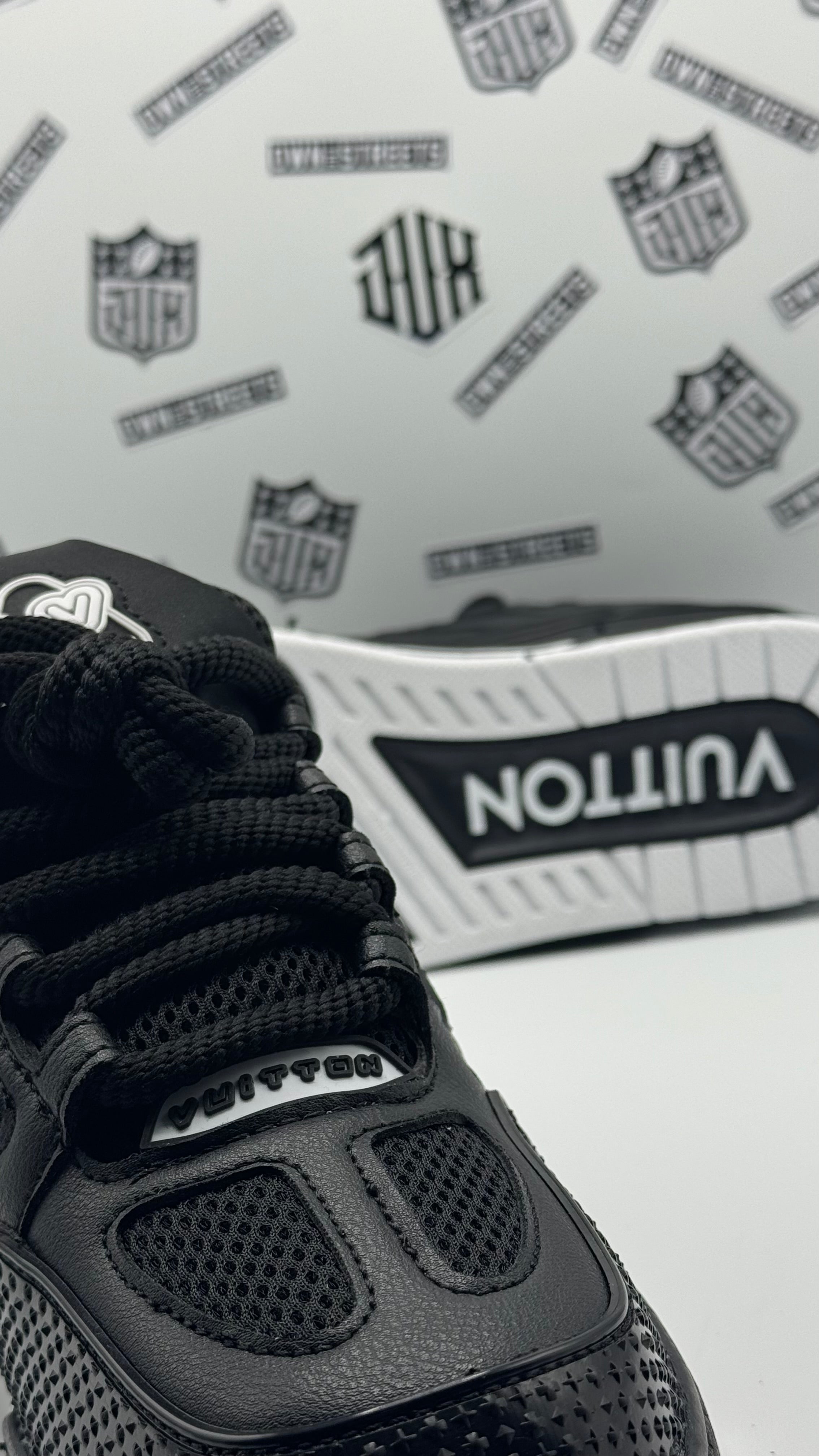 LV SKATE BLACK AND WHITE (VVHQ)