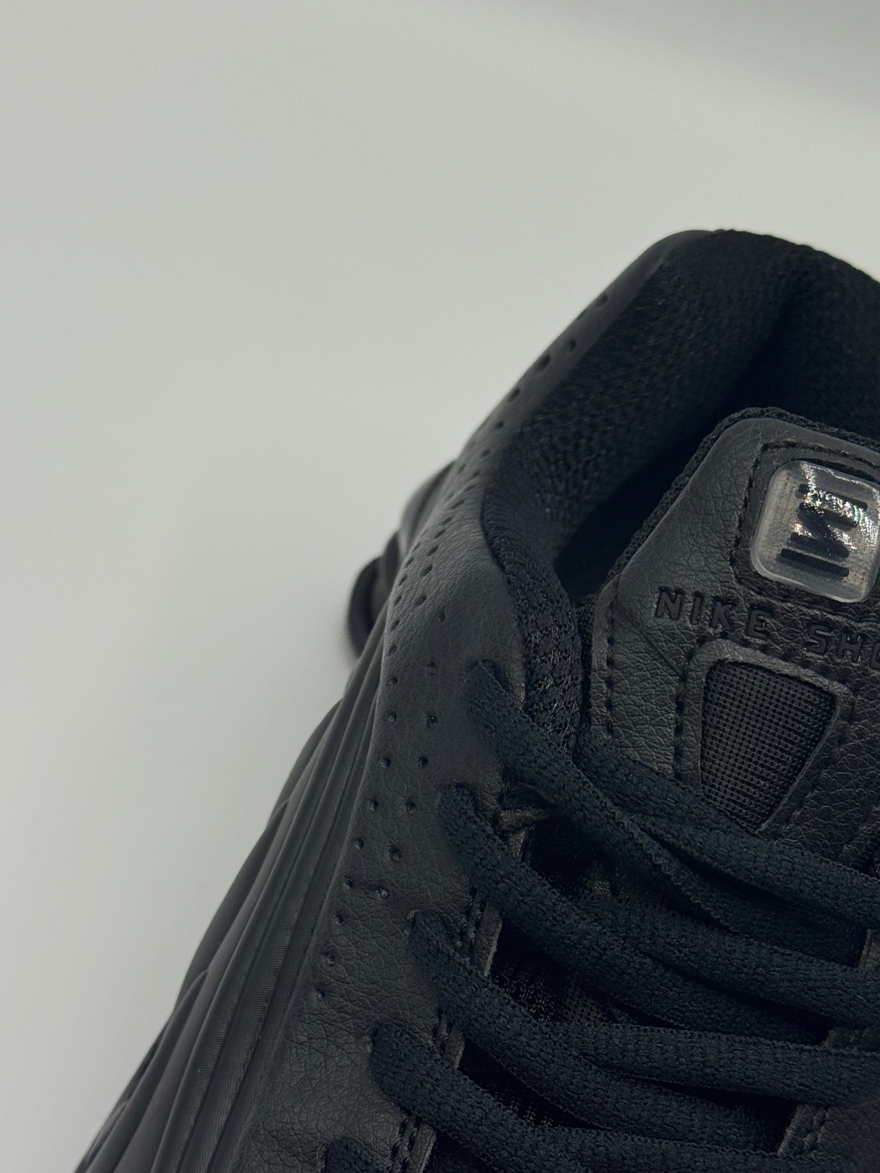 NIKE SHOX R4 TRIPLE BLACK