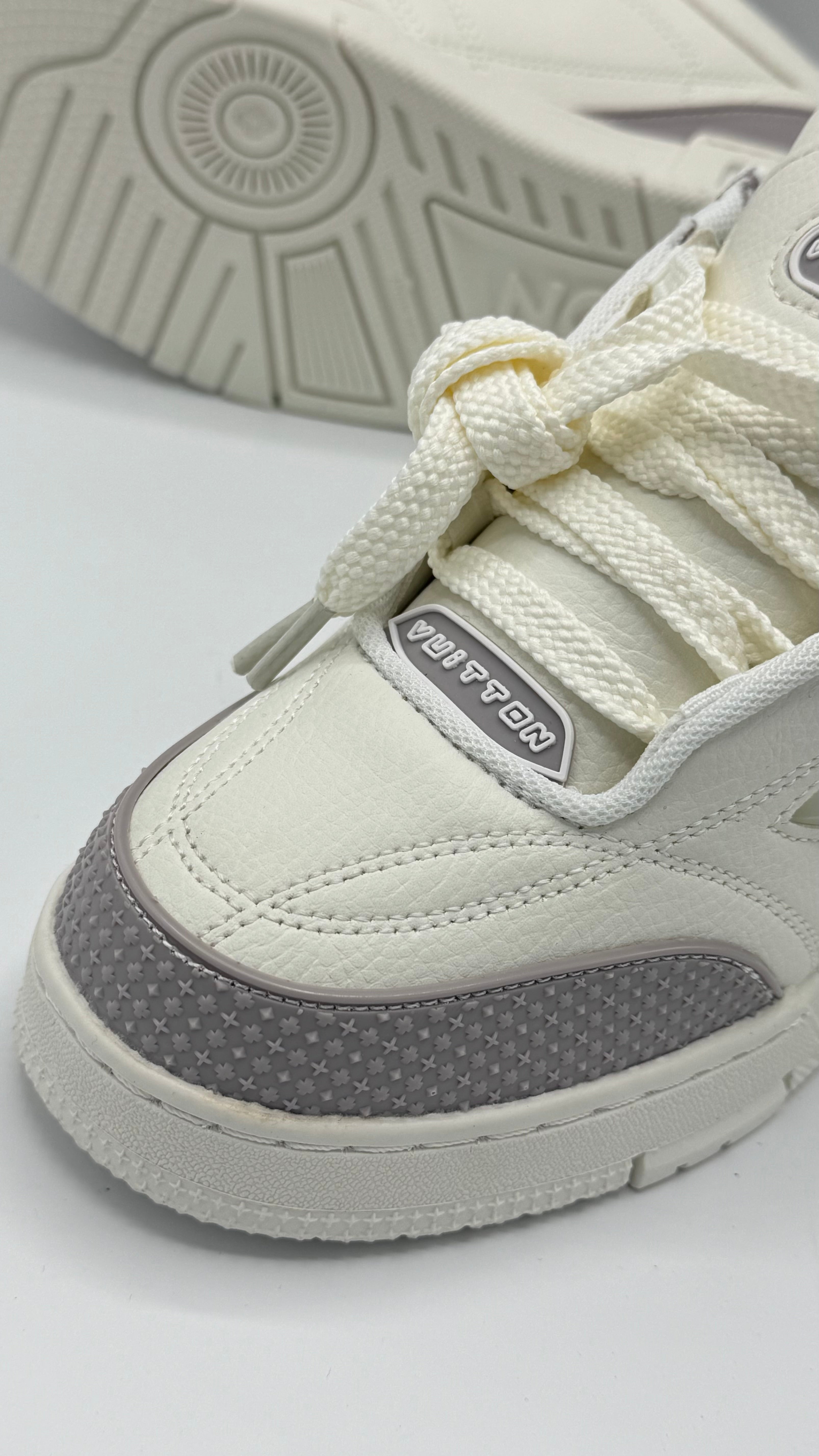 LV SKATE STAR CREAMY GREY