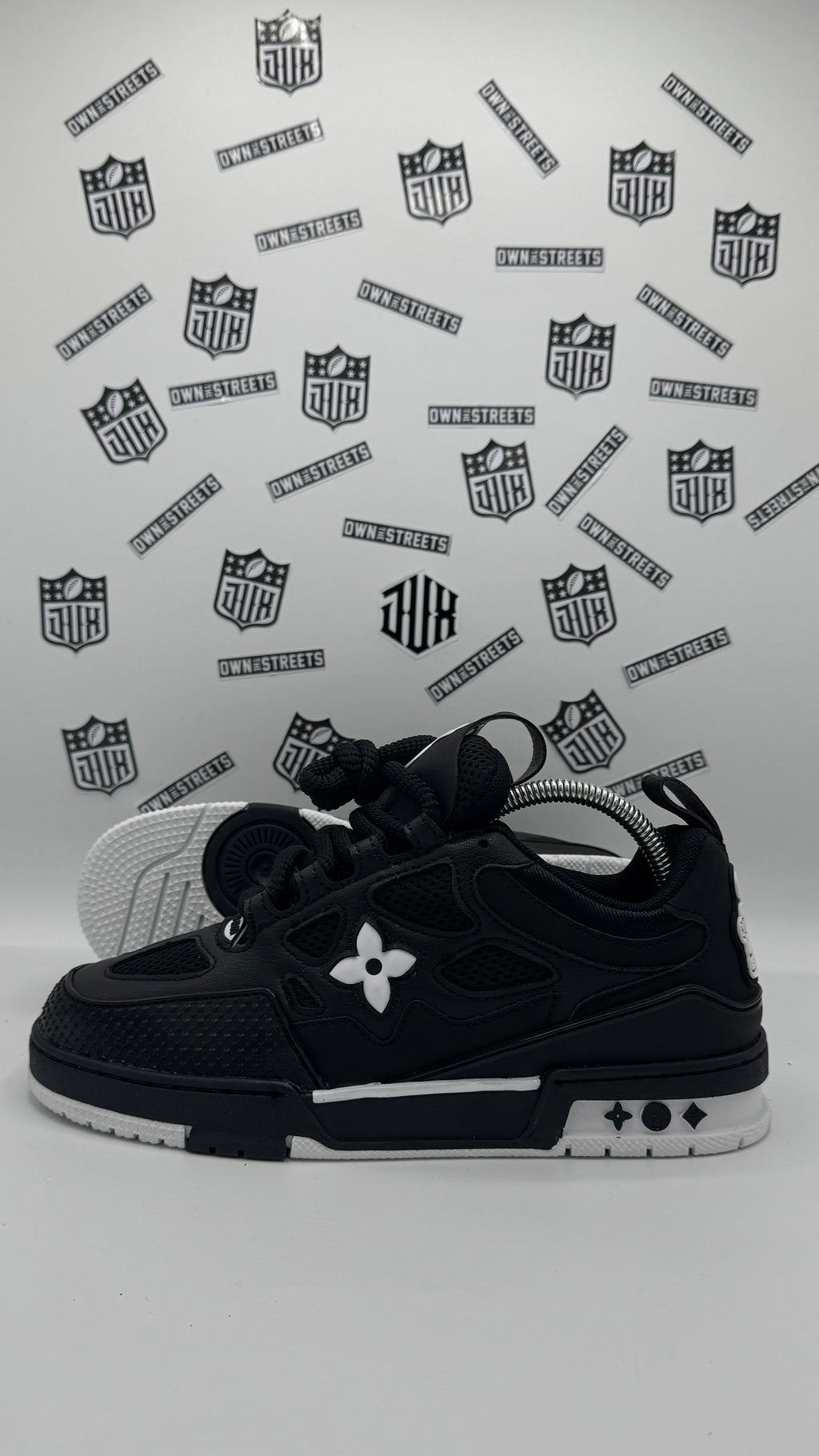 LV SKATE BLACK AND WHITE (VVHQ)