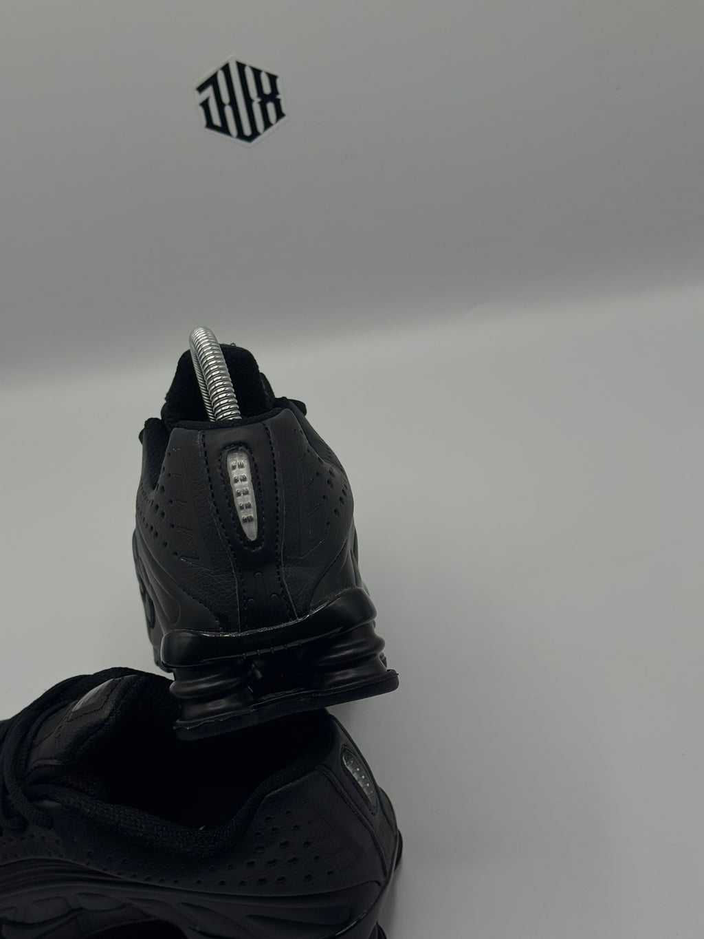 NIKE SHOX R4 TRIPLE BLACK