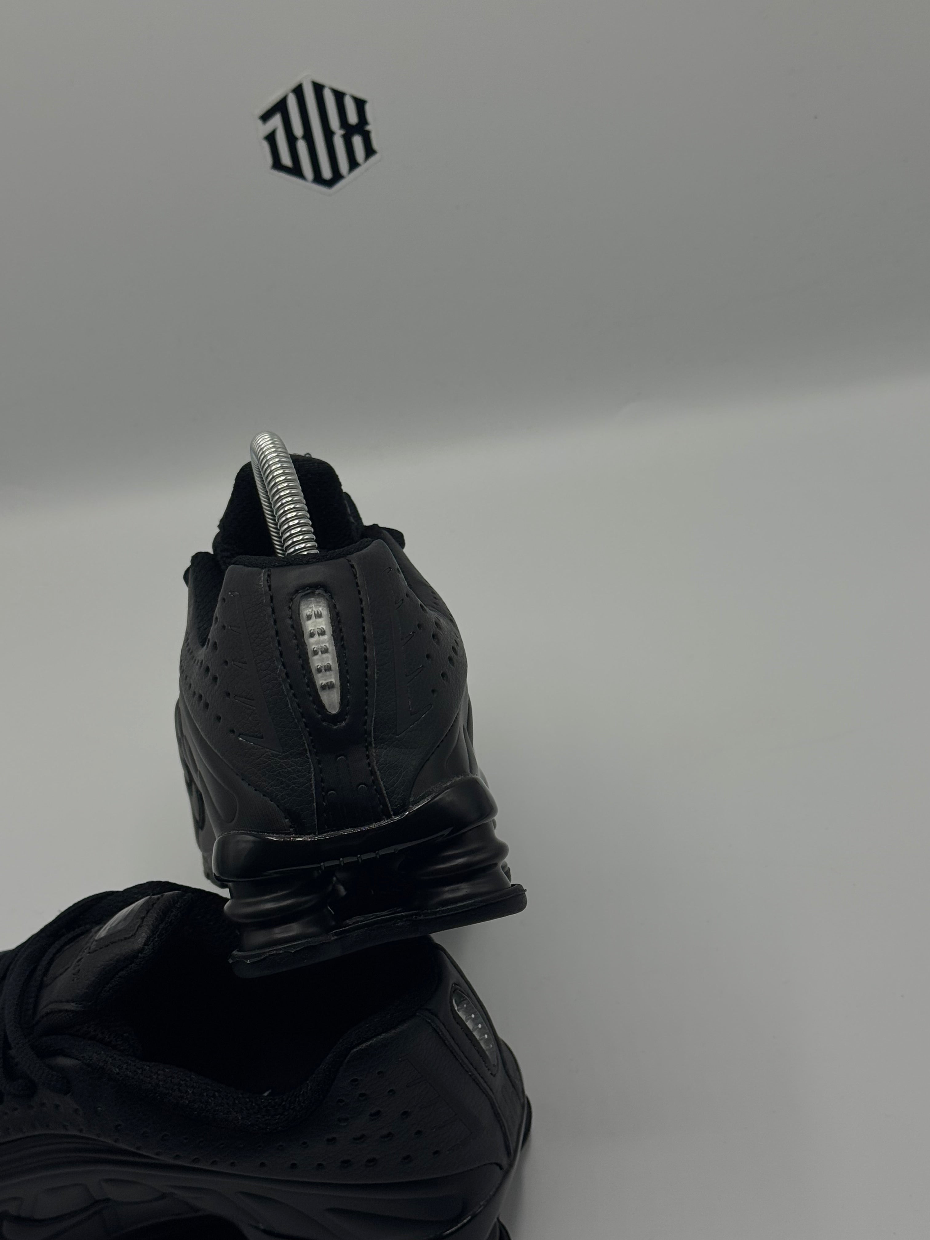 NIKE SHOX R4 TRIPLE BLACK