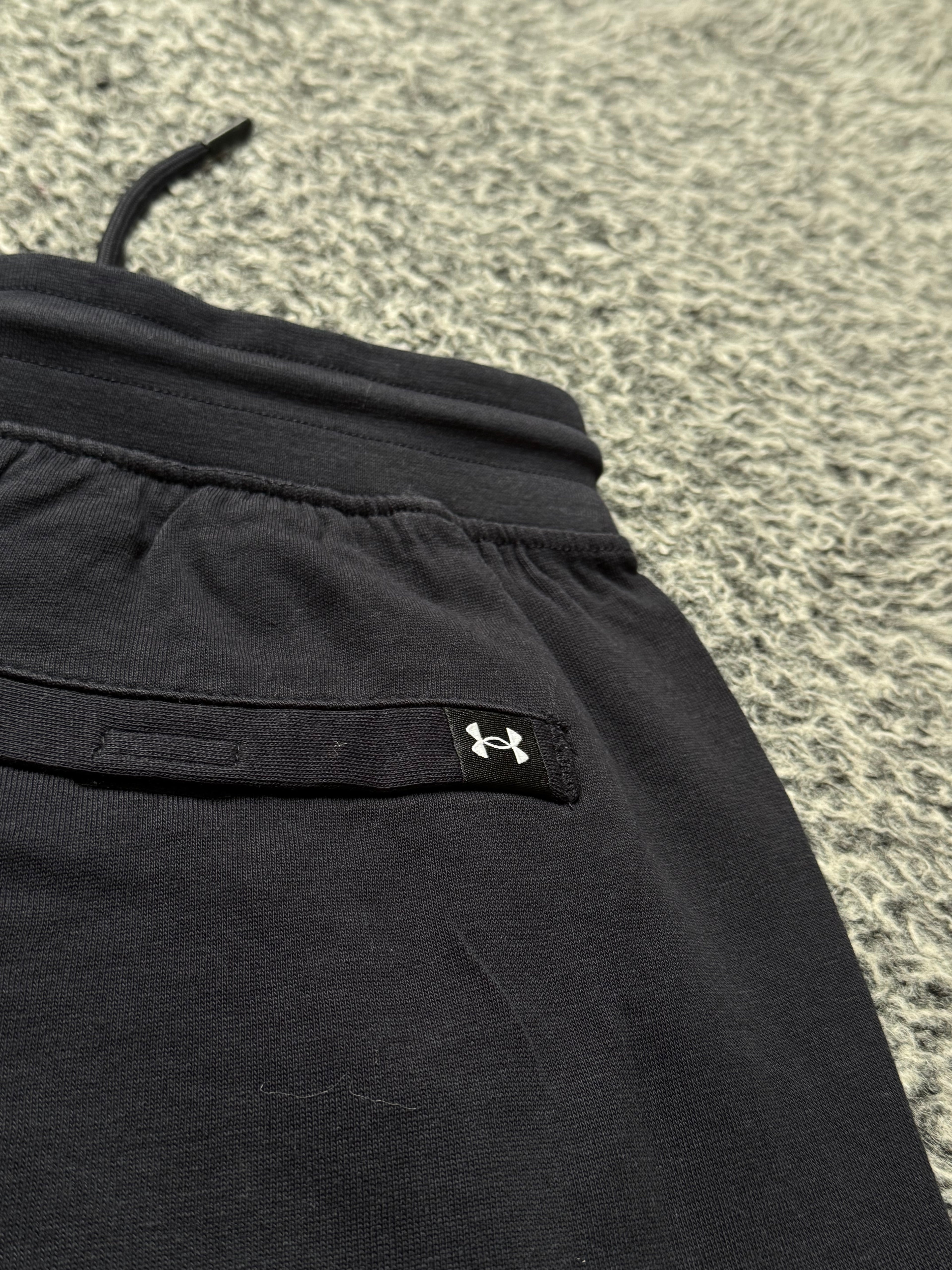 UNDERARMOUR BLACK SHORTS