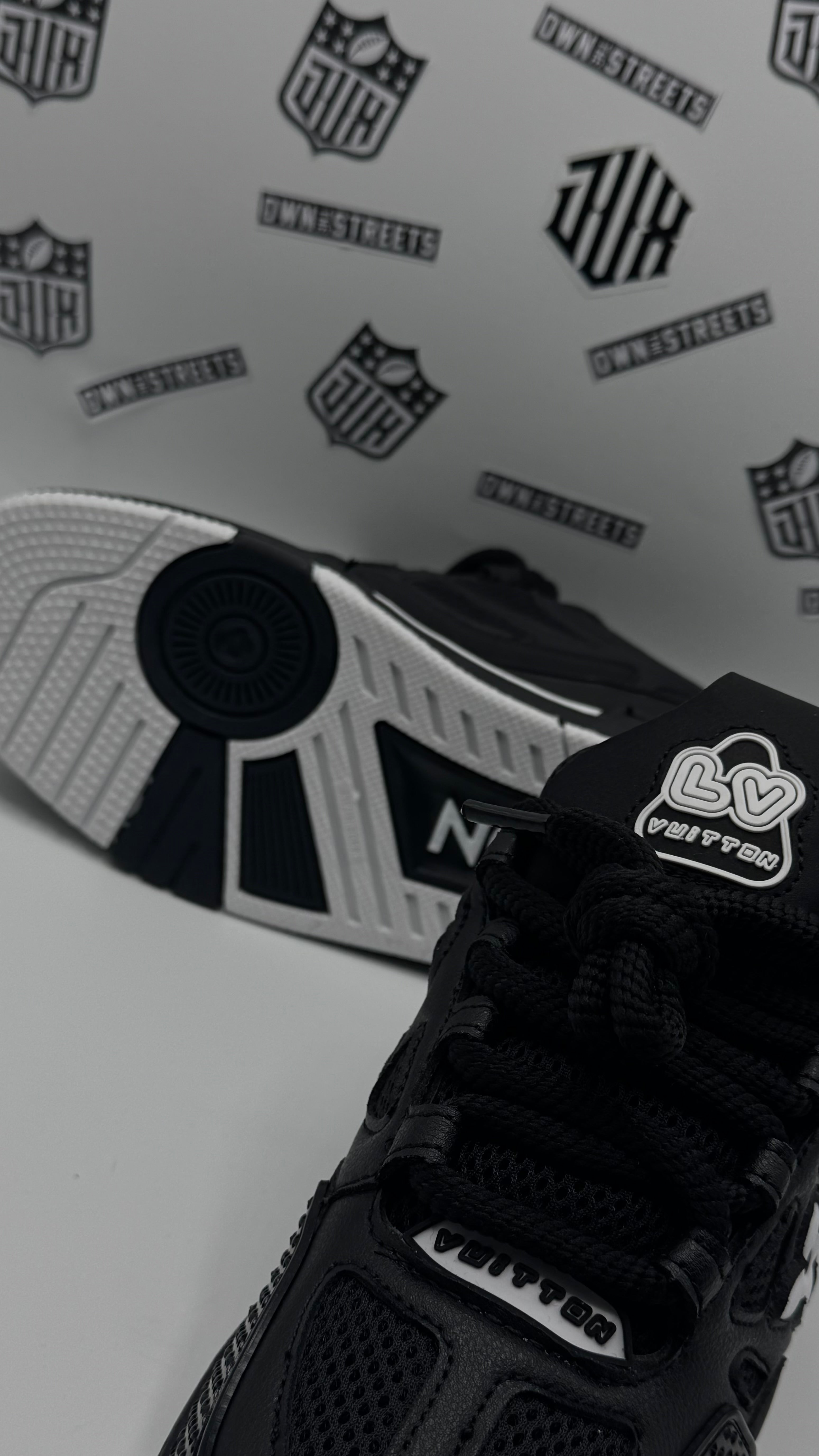 LV SKATE BLACK AND WHITE (VVHQ)