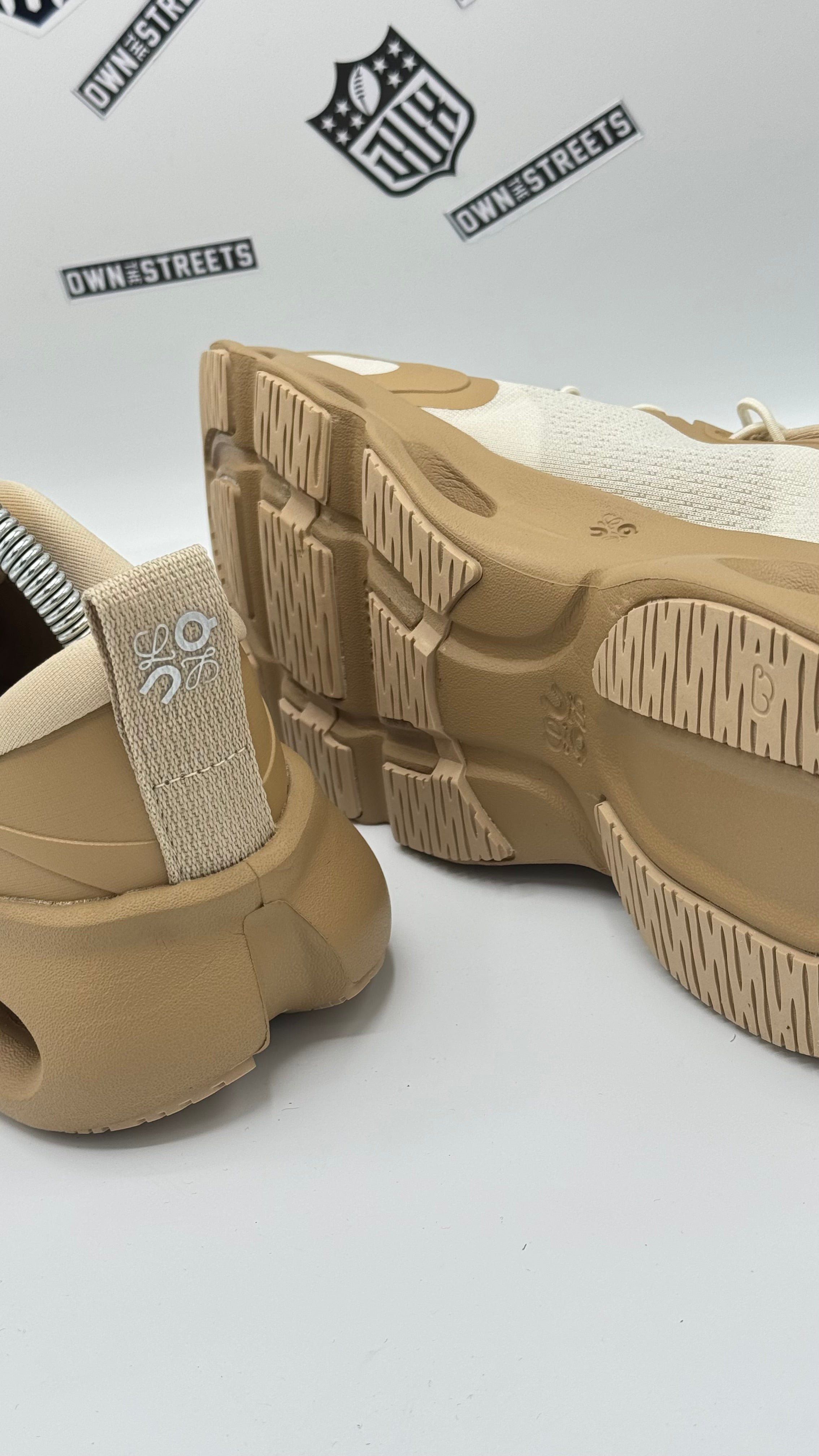 ON X LOEWE CLOUDSOLO DARK SAND