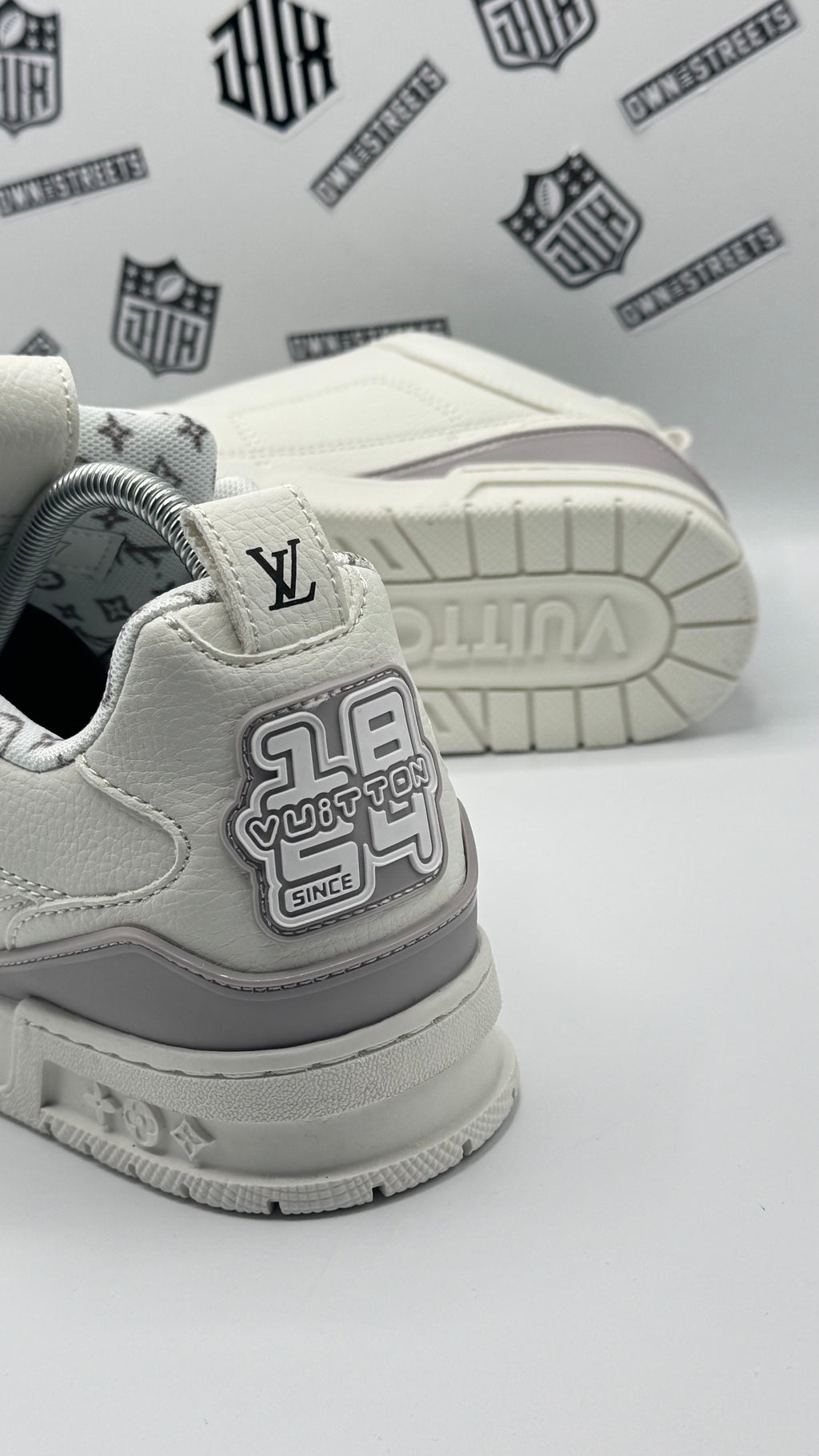 LV SKATE STAR CREAMY GREY