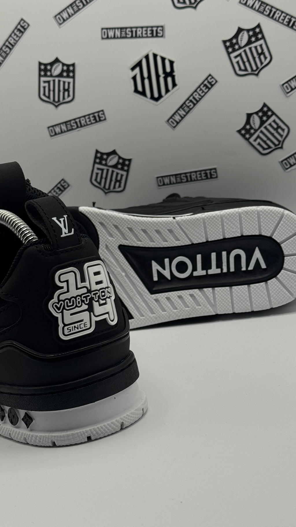 LV SKATE BLACK AND WHITE (VVHQ)