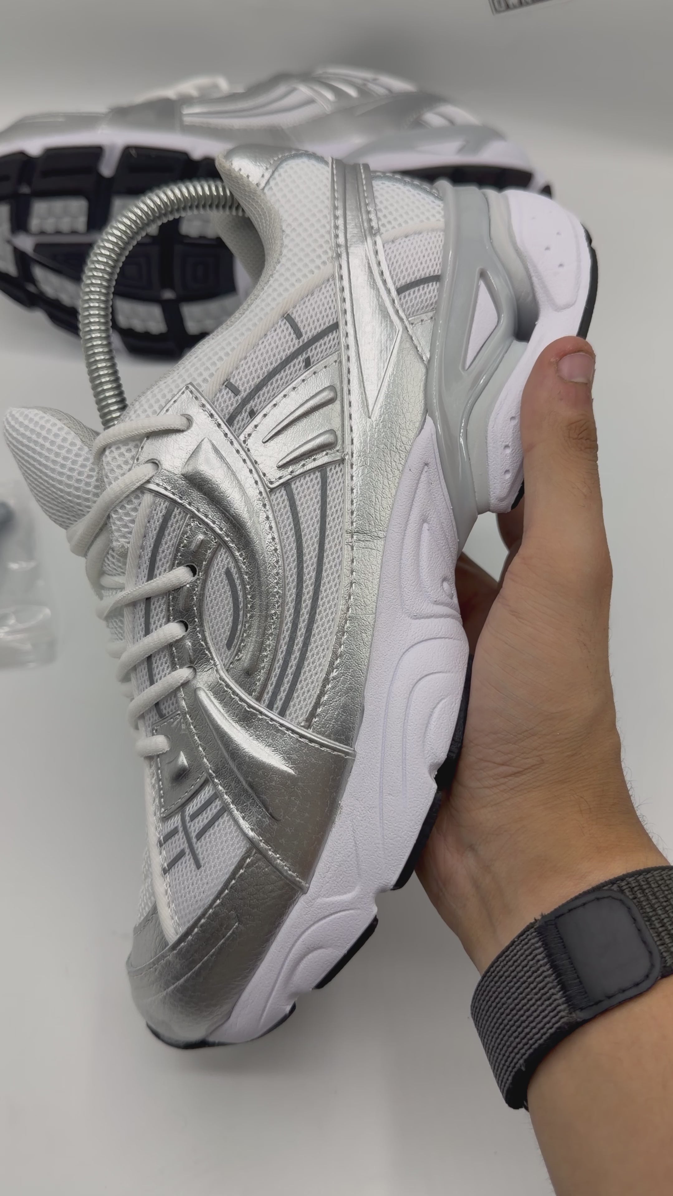 UNDERARMOUR SOLA METALLIC SILVER