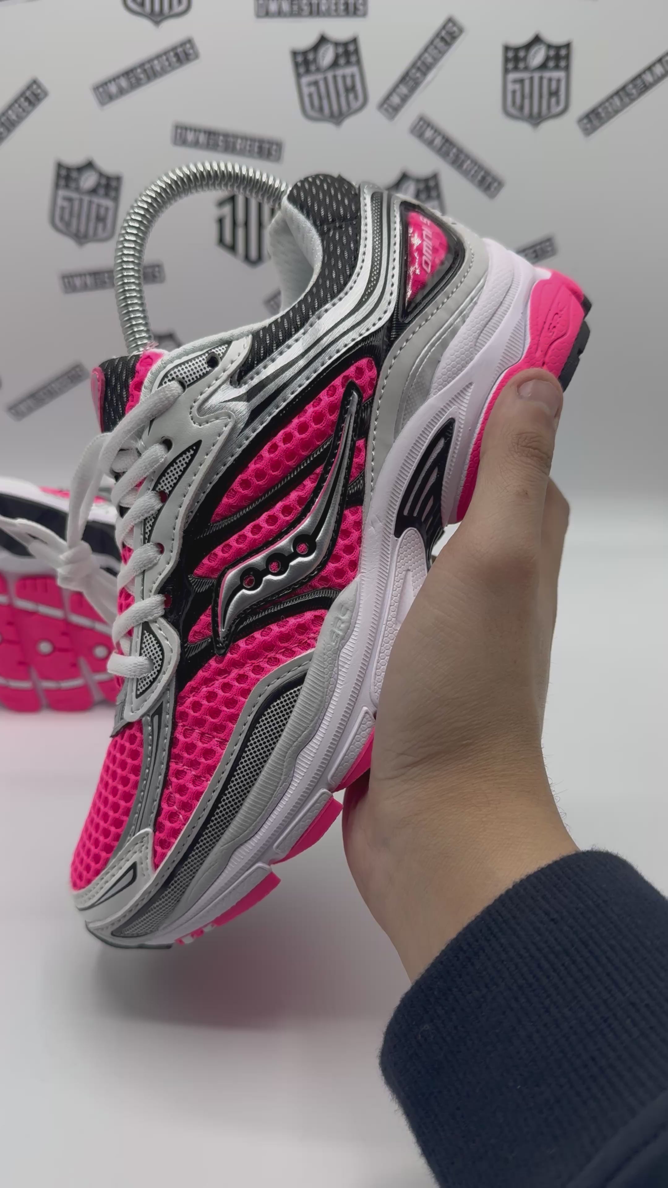 SAUCONY ProGrid Omni 9 SHOCK PINK