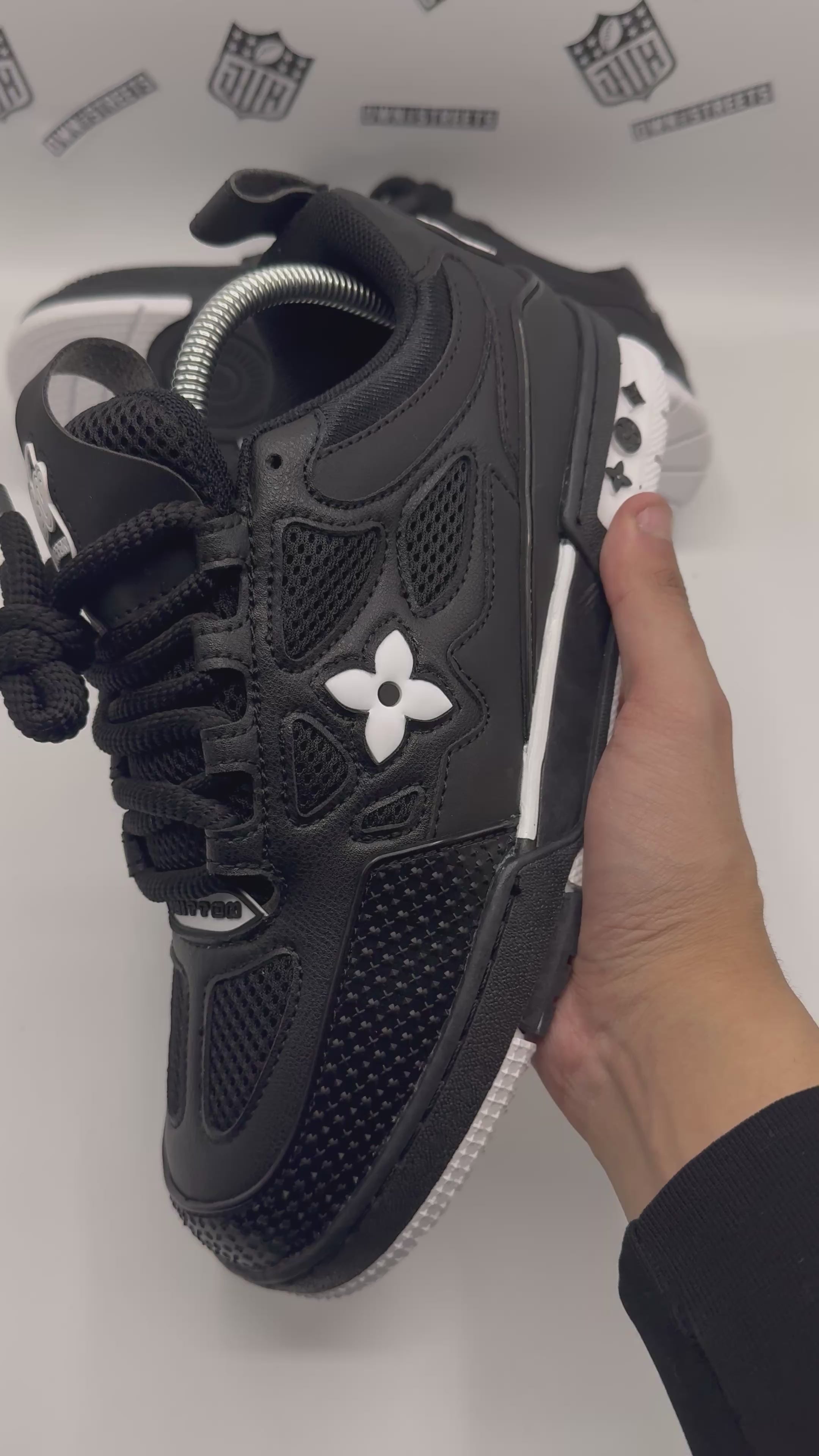 LV SKATE BLACK AND WHITE (VVHQ)